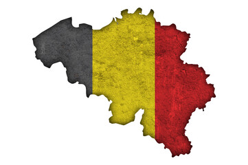 Karte und Fahne von Belgien auf verwittertem Beton