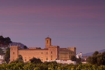 Fototapeta na wymiar Vista al atardecer de el Real Monasterio de El Puig de Santamaria, en la provincia de Valencia. Comunidad Valenciana. España