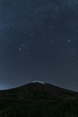 Fototapeta na wymiar 富士山中腹の林道から富士山に昇るオリオンと冬の天の川