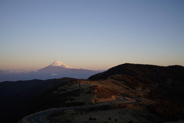 Obraz premium Mt. Fuji at dawn seen from Mt. Daruma in the Nishi-Izu skyline