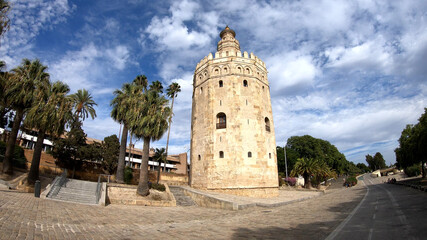 Fototapeta na wymiar Torre del oro en la ciudad