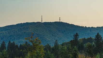 Wieże transmisyjne na szczycie góry w Bieszczadach - obrazy, fototapety, plakaty