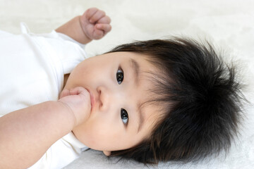 うつ伏せから頭を上げた赤ちゃんの涎 0歳 生後4ヶ月 女の子 Asian Poster Asi Poko42