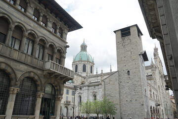 Fototapeta premium italia, flowers, plants, bokeh, spring, life, nature, vegetation, design, city landscape, landscape, como, 