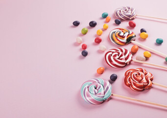 Fototapeta na wymiar colourful lollipops on the pink background