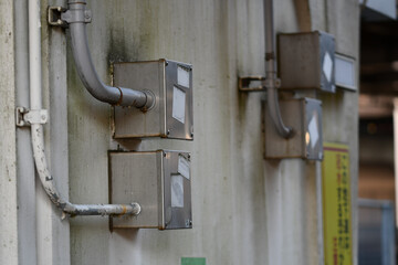 地下道への入り口と地下道、機械類、配電盤