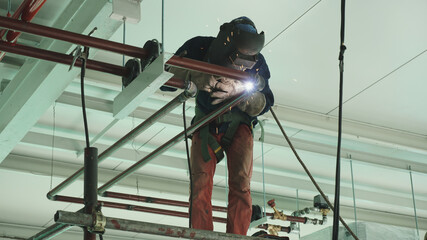 Workers are connecting water pipes for air conditioning systems in office buildings.