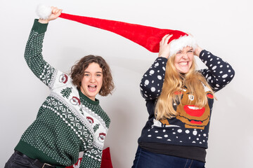Junge Frauen freuen sich auf des Weihnachtsfest