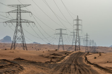elektrizität in der wüste, stromleitungen vor himml