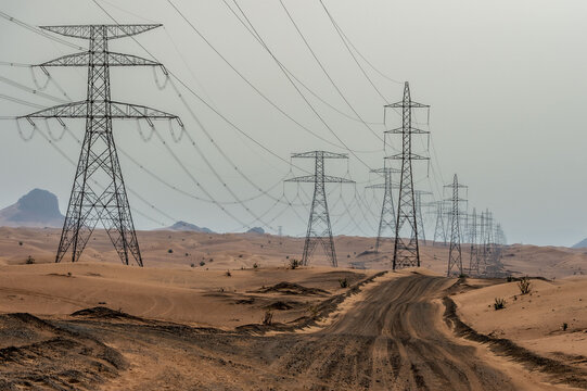 elektrizit&auml;t in der w&uuml;ste, stromleitungen vor himml