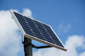 Obraz premium solar panel that supplies energy to the lights of a pedestrian crossing