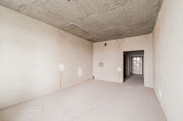 Obraz premium Russia, Moscow- April 17, 2020: interior room apartment rough repair for self-finishing. interior decoration, bare walls of the premises, stage of construction