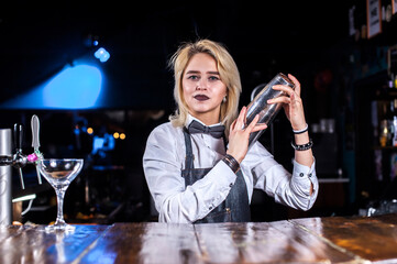 Professional woman tapster surprises with its skill bar visitors in pub