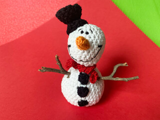 Muñeco de nieve hecho a mano. Decoración de navidad.