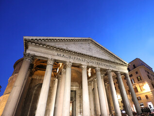 Naklejka premium night view of the Roman building called Pantheon in the city of