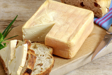  fromage Maroilles du nord de la France sur une planche à découper