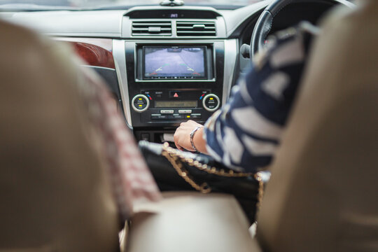 Female Hand Shifting Automatic Gearbox For Parking.