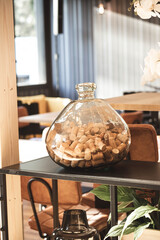vase contenant des bouchons de vins sur une table meuble