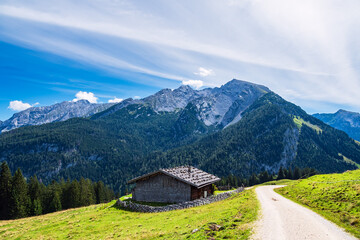 Blick auf die Litzlalm mit Hütte in Österreich