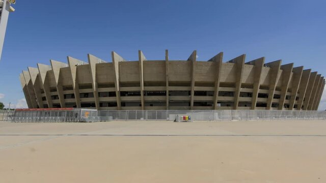 hyper lapse na esplanada se aproximando do Mineir&atilde;o em Belo Horizonte Capital de Minas Gerais

dia limpo c&eacute;u azul com muitas nuvens e vazio 4k