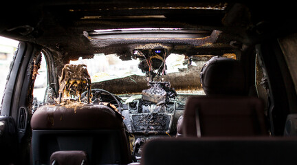 Fototapeta premium Burned out car. Interior burned. Car had a traffic accident. Ausgebranntes Auto. Innenaustattung verbrannt. Auto hatte Verkehrsunfall.