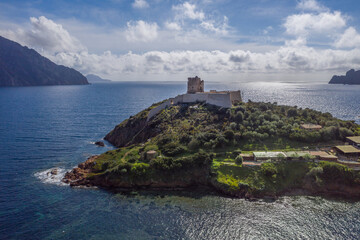 Fototapeta na wymiar Vue aérienne (drone) du Fortin de Girolata (Ghjirulata) dans la commune d'Osani, en Corse, en France