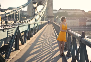 Crédence de cuisine en verre imprimé Budapest young woman walks on the chain bridge in budapest