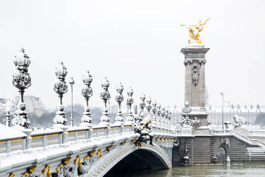 Pont Alexandre III &agrave; Paris sous la neige