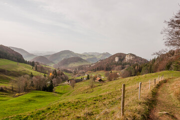 Naklejka premium Belchen, Bölchen, Chilchzimmersattel, Ankenballen, Steinenberg, Geissflue, Wanderweg, Felsgipfel, Läufelfingen, Jura, Baselland, Herbst, Schweiz