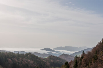 Fototapeta premium Belchenfluh, Bölchenflue, Belchen, Bölchen, Mittelland, Nebeldecke, Nebel, Aussichtspunkt, Felsenplattform, Felssporn, Solothurn, Baselland, Wanderweg, Herbst, Schweiz