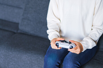 ゲーム　コントローラで遊ぶティーンエイジャー　【eスポーツ】