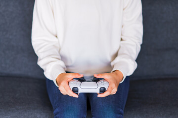 ゲーム　コントローラで遊ぶティーンエイジャー　【eスポーツ】