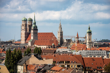 Obraz premium Cityscape of Munich downtown with the Cathedral of Our Dear Lady (Frauenkirche), the church of Saint Peter and the New Town Hall (Neues Rathaus). Bavaria, Germany, Europe.