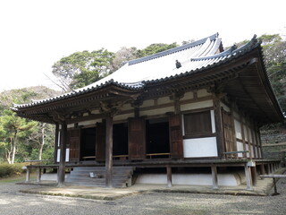 Fototapeta na wymiar 横浜市の三溪園にある旧燈明寺本堂　Main Hall of the Former Tomyoji Temple (Sankeien Garden)