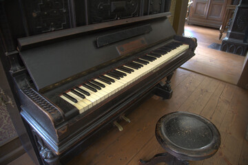 Fototapeta na wymiar Altes Klavier in einem verlassenen dunklen Haus