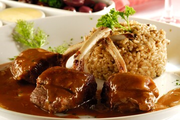 Costeleta de cordeiro com molho roti e risoto de funghi secos