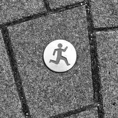 plaque pi&eacute;ton sur sol pav&eacute;