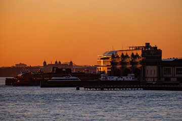 Obraz premium New York City - USA - Nov 4 2020: Beautiful Sunset Colors of Staten Ferry Pier of New York