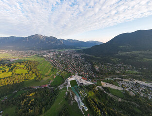 Garmisch-Partenkirchen und die Große Olympiaschanze - Drohnenperspektive Architektur Fotografie