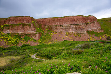 Fototapeta premium Insel Helgoland - Weg am Nordstrand zur Treppe am Oberland.