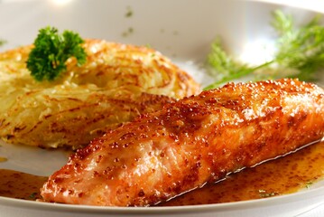 Marcel.Salmão ao molho mostarda dijon e mel com batatas rosti