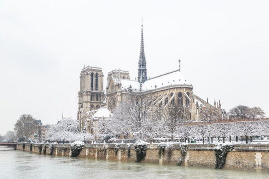 Cath&eacute;drale Notre-Dame de Paris en hiver enneig&eacute;e