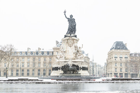 Place de la R&eacute;publique vide sous la neige 