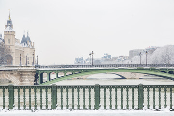 Pont de Notre Dame en hiver sous la neige