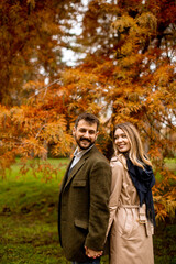 Fototapeta premium Young couple in the autumn park