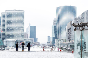 Quartier Défense à Paris en hiver sous la neige