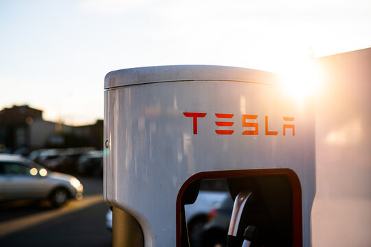  Tesla- Ładowarka samochodów elektrycznych