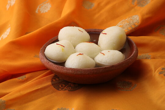 Famous Indian dessest rasgulla/ rosogulla/ roshogulla served in earthan bowl