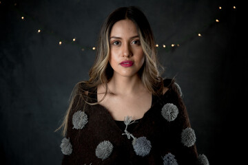 Mujer latina con ropa artesanal mexicana