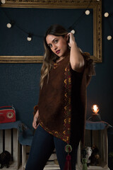 Mujer posando un sueter café